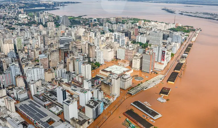 Governo do Ceará vai enviar 66 toneladas de alimentos e água potável para vítimas das enchentes no Rio Grande do Sul