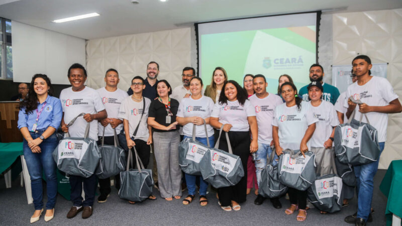 Mais de 200 jovens e adultos recebem certificado de qualificação profissional, em Fortaleza