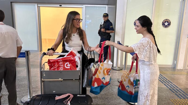 Turistas do primeiro voo Orlando-Fortaleza são recepcionados pelo Governo do Ceará