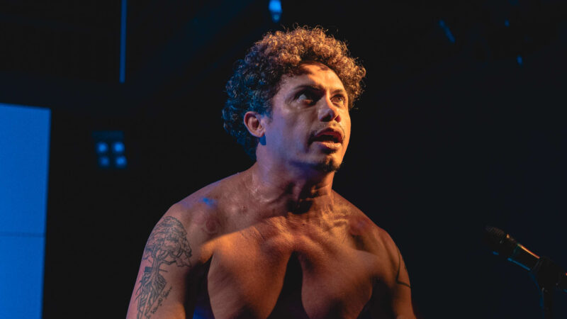 Silvero Pereira retorna ao Cineteatro com “Pequeno Monstro”, espetáculo que investiga histórias de infâncias LGBTQIAP+