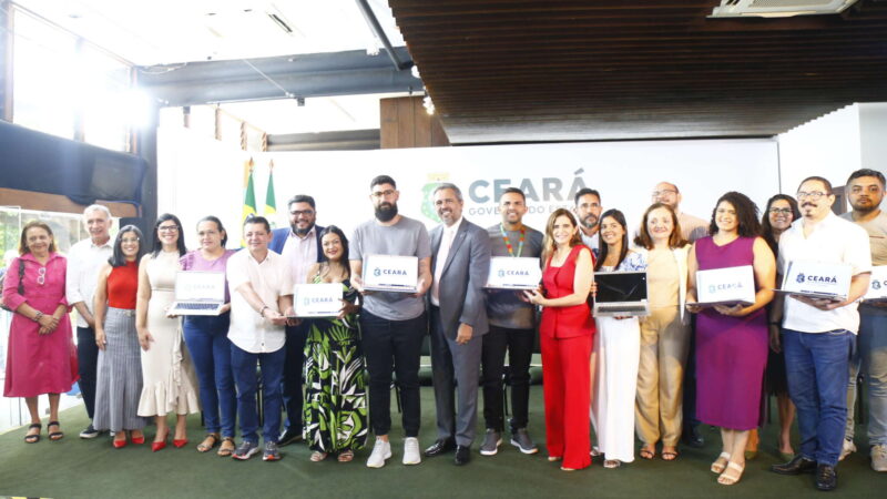 Valorização da educação: Governo do Ceará entrega mais de 2 mil notebooks para professores da rede estadual