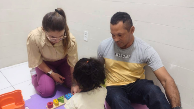 “Amor que une e transforma”: presença de pais durante tratamento de filhos autistas fortifica laços de afeto