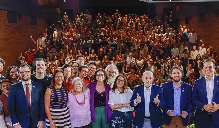 ‘Não custa nada a gente acreditar e batalhar’, diz Lula no novo Armazém da Utopia, no Rio