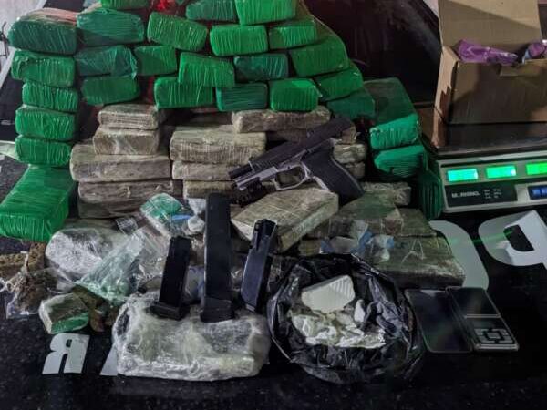 PMCE apreende quase 50kg de maconha com casal armado no bairro Mondubim