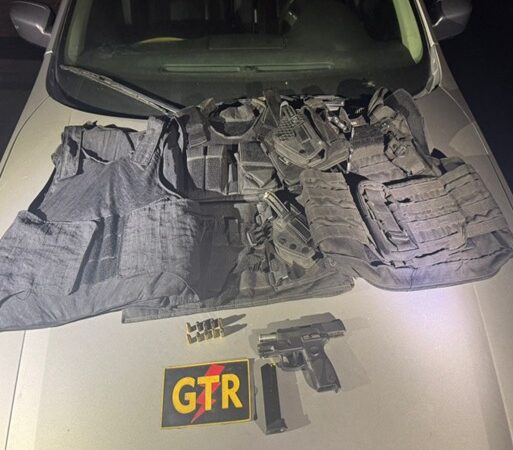 BPRE da PMCE prende homem com arma de fogo e dois coletes balísticos em abordagem a carro em Fortaleza