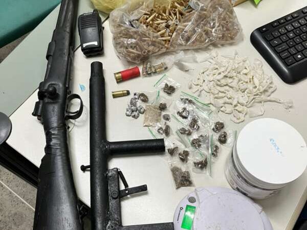 PMCE apreende duas armas e porções de drogas na Vila Peri, em Fortaleza