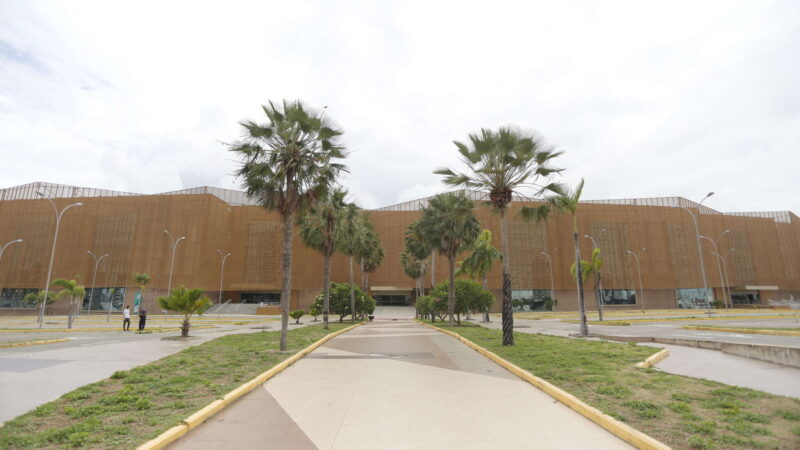 Centro de Eventos do Ceará recebe troféu de equipamento turístico destaque do ano