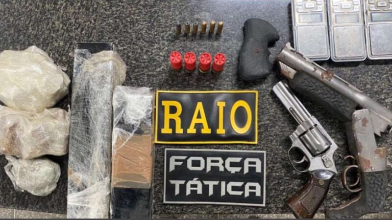 PMCE prende homem e apreende mais de 2 kg de drogas e armas em Russas