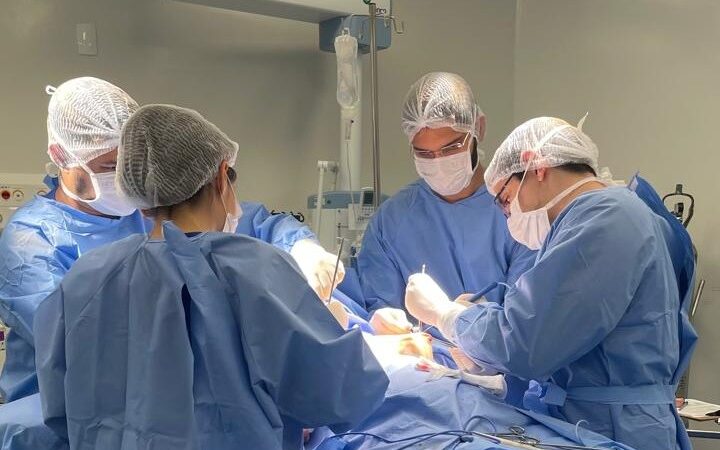 Hospital Regional Vale do Jaguaribe realiza primeira cirurgia de mastectomia com reconstrução mamária e implante de prótese de silicone