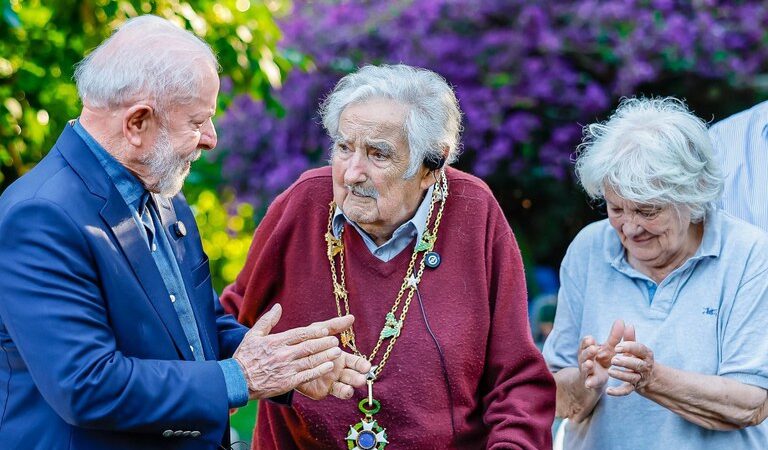 Lula entrega a Pepe Mujica medalha da Ordem do Cruzeiro do Sul