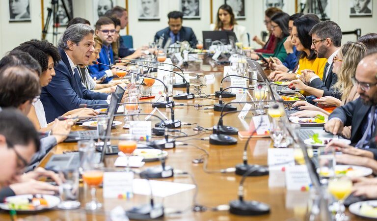 ‘Revisão de gastos tem que ser rotina’, afirma Haddad em encontro com jornalistas