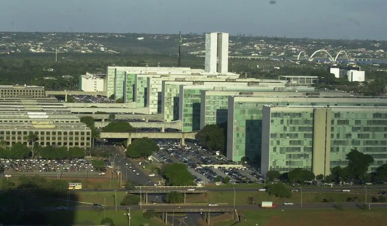 Governo publica MP que reestrutura salário de 100% dos servidores