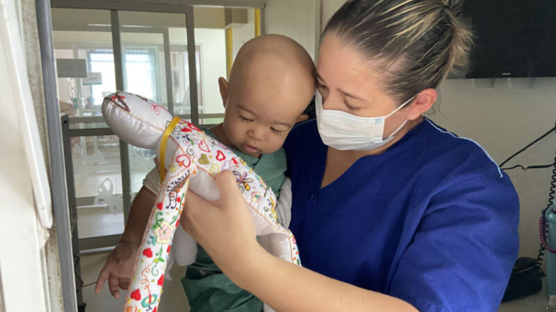 Costura solidária: crianças do Hias ganham bonecos de pano bordados com histórias de superação