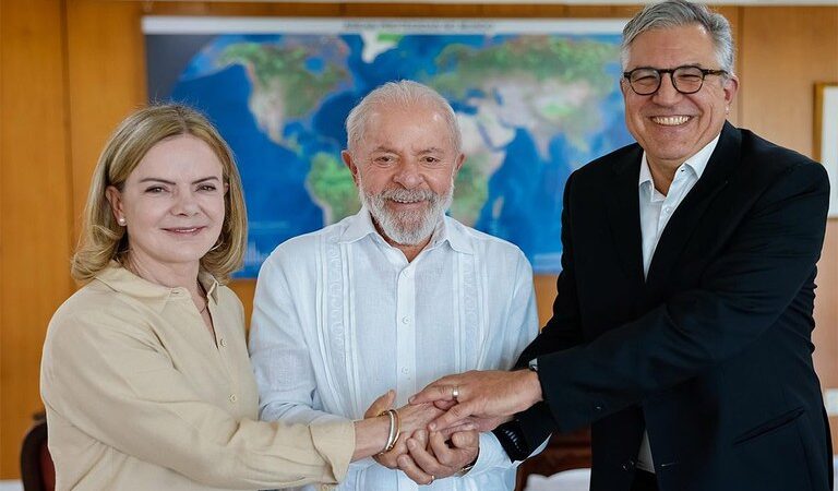 Lula dá posse a Padilha e Gleisi Hoffmann em ministérios nesta segunda-feira (10/3)