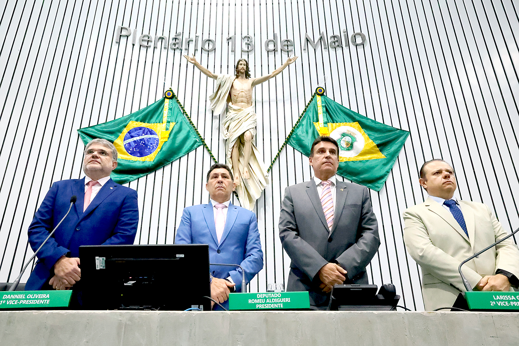 Alece presta homenagem póstuma a assessor parlamentar com minuto de silêncio