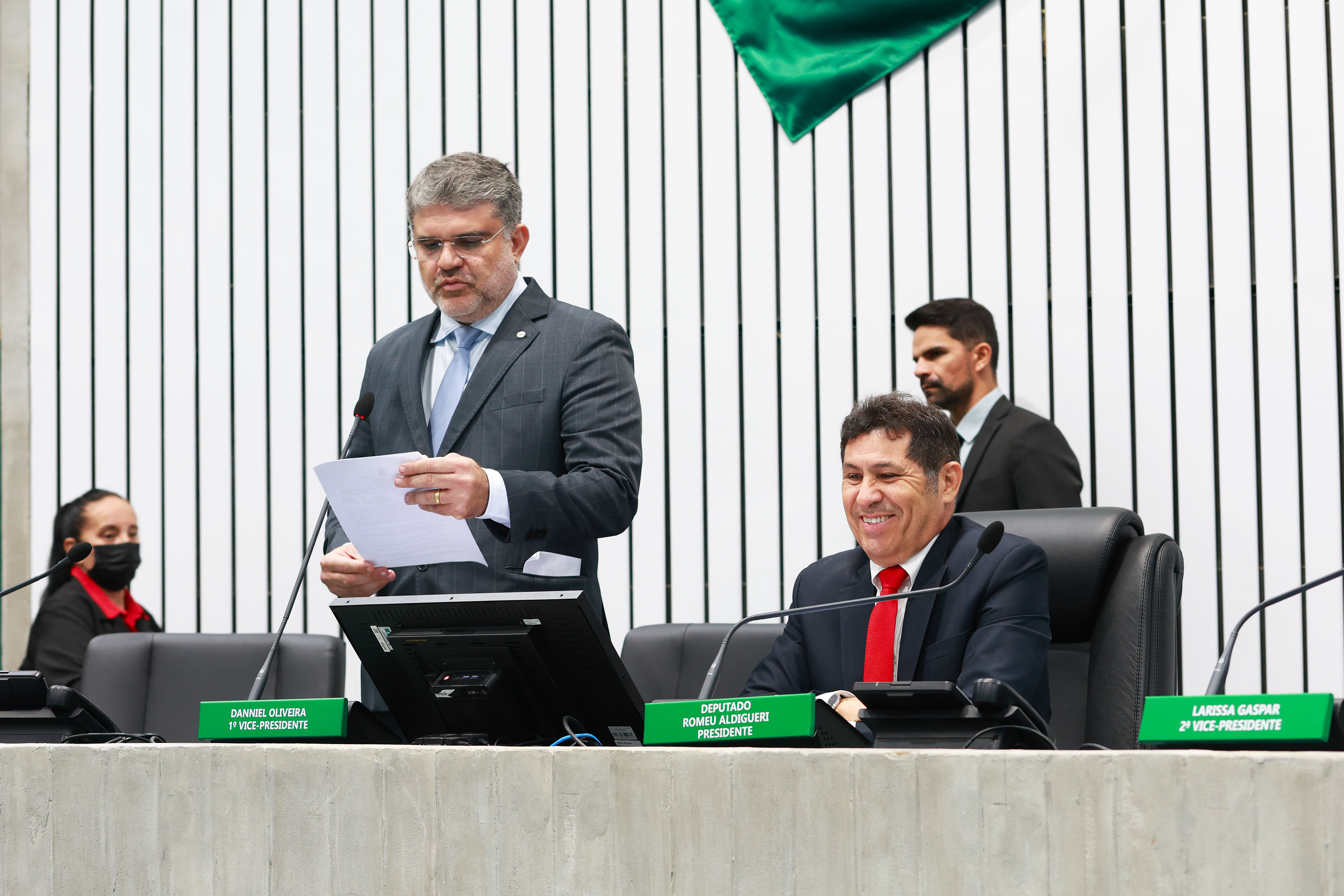 Criação de delegacia municipal de Barro e outros doze projetos começam a tramitar na Alece