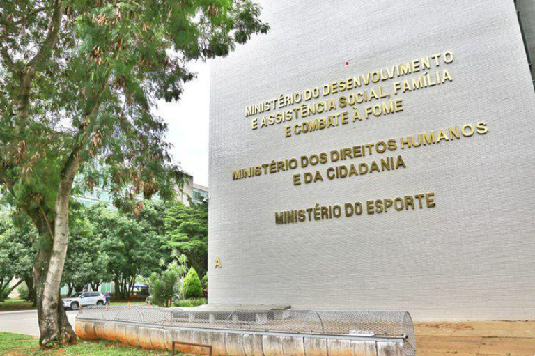 Não existe auxílio de R$ 300 para pessoas que moram sozinhas, esclarece MDS