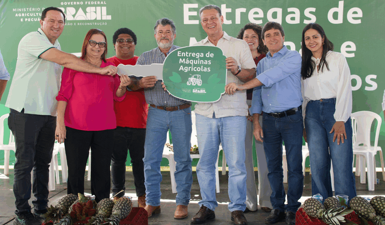 Fávaro entrega máquinas e equipamentos para agricultura familiar no Mato Grosso