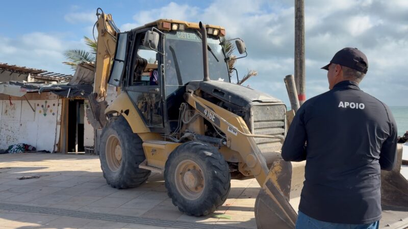 Agefis conclui operação de demolição de estruturas irregulares no Litoral Oeste de Fortaleza