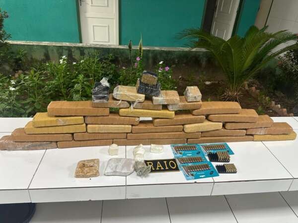 PMCE prende homem com mais de 26 kg de drogas e 100 munições em Novo Oriente