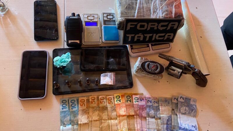 Com informações da Coin/SSPDS, PMCE prende suspeito com armas e drogas no Curió