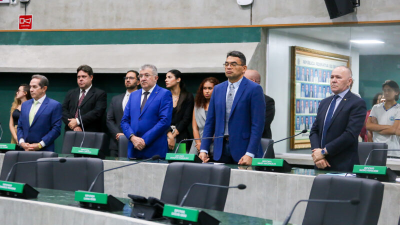 Alece presta minuto de silêncio em homenagem a jovens mortos em escola de Sobral