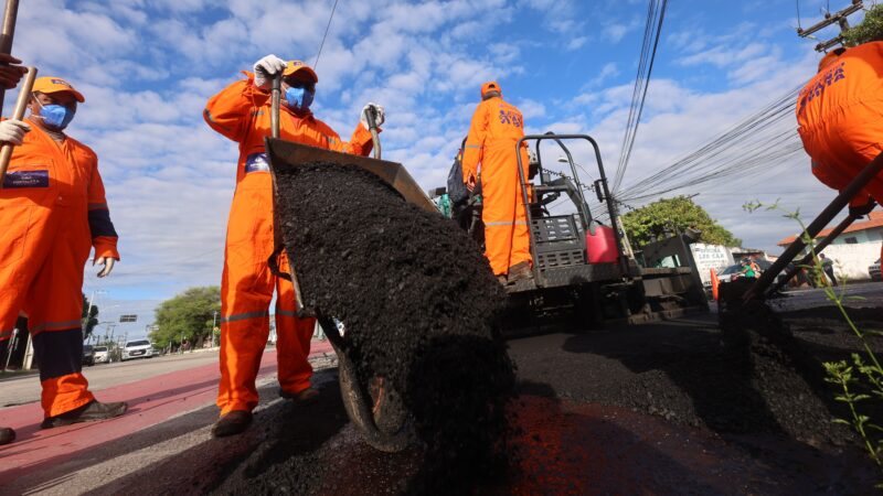 Prefeitura de Fortaleza realiza serviço de fresagem na avenida Historiador Raimundo Girão
