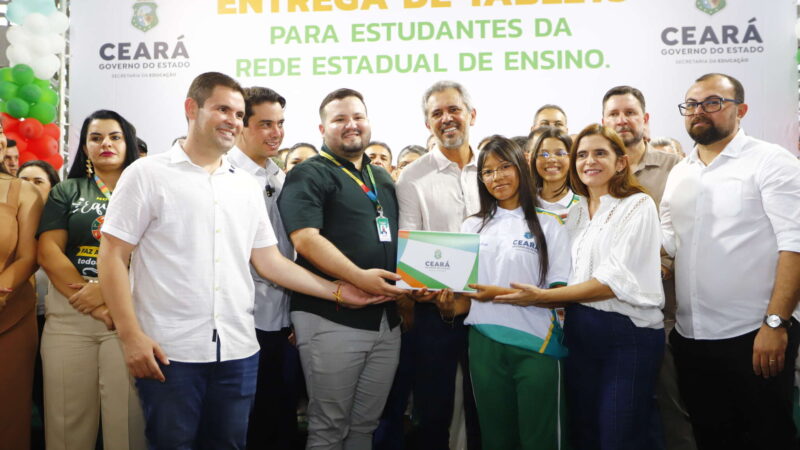 Em Reriutaba, Governo do Ceará entrega tablets para 300 alunos da 1ª série do Ensino Médio de duas escolas