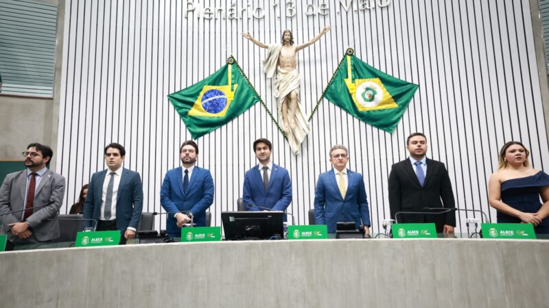 Alece reconhece a coragem e a dedicação dos jovens advogados em sessão solene