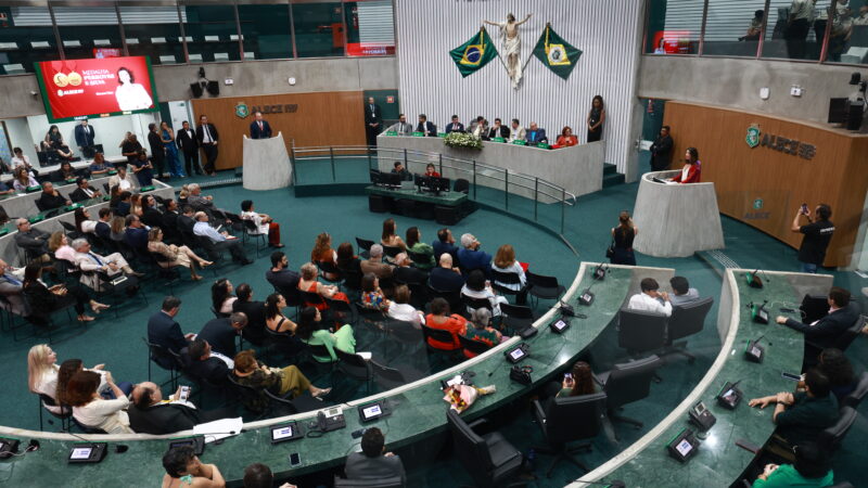 Alece homenageia cinco jornalistas pelas contribuições à comunicação cearense