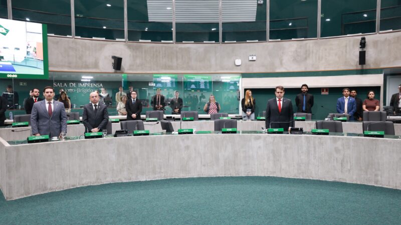Alece presta minuto de silêncio em homenagem a Augusto Bonequeiro e à coreógrafa Janne Ruth