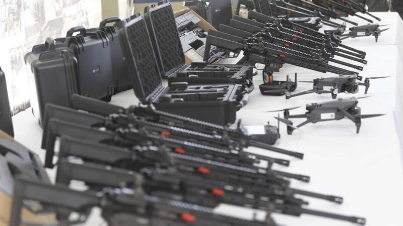 Governo do Ceará entrega 82 fuzis e 15 drones à Polícia Militar