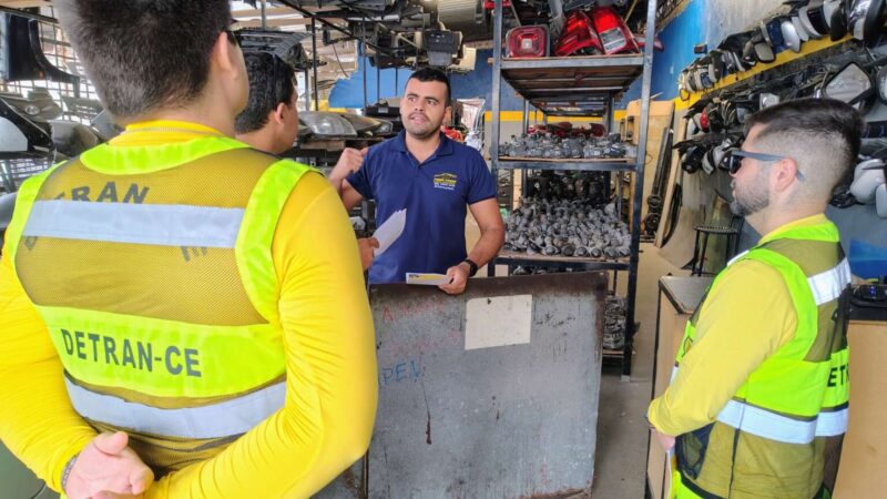 Detran-CE realiza ações educativas em sucatas de Fortaleza e Maracanaú