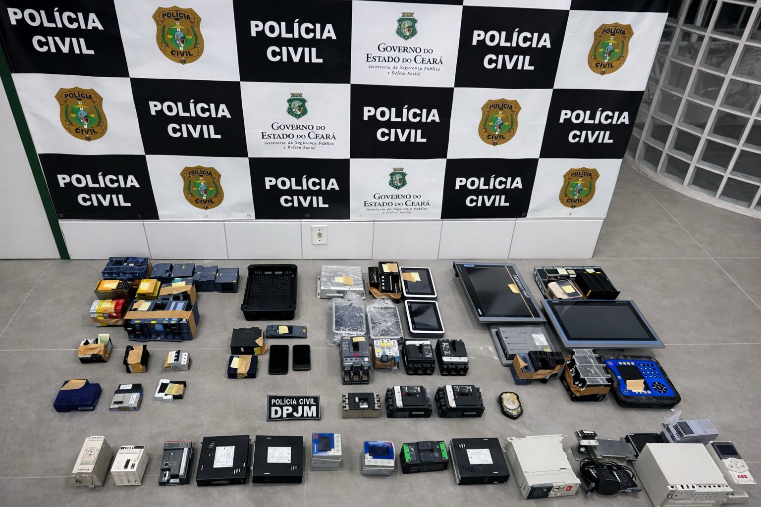 Dupla suspeita de furtar e vender equipamentos industriais é presa pela PCCE