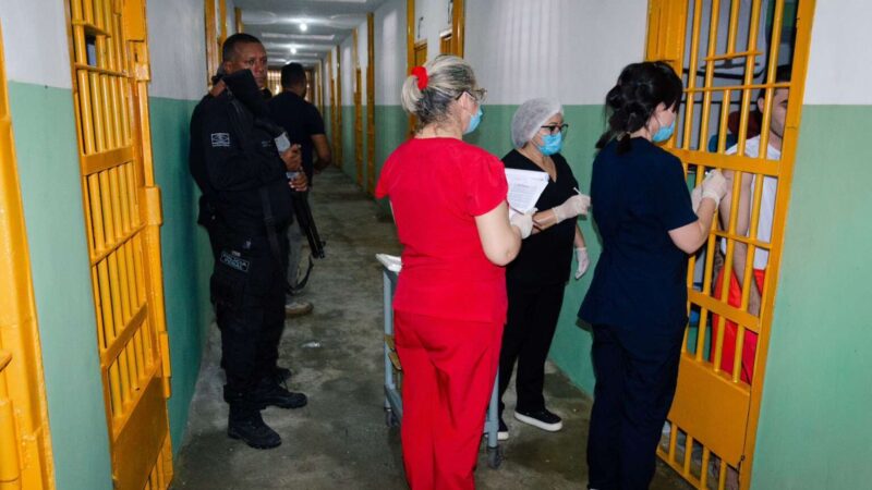 SAP inicia aplicação da dose anual contra Covid-19 para população carcerária do sistema prisional do Ceará