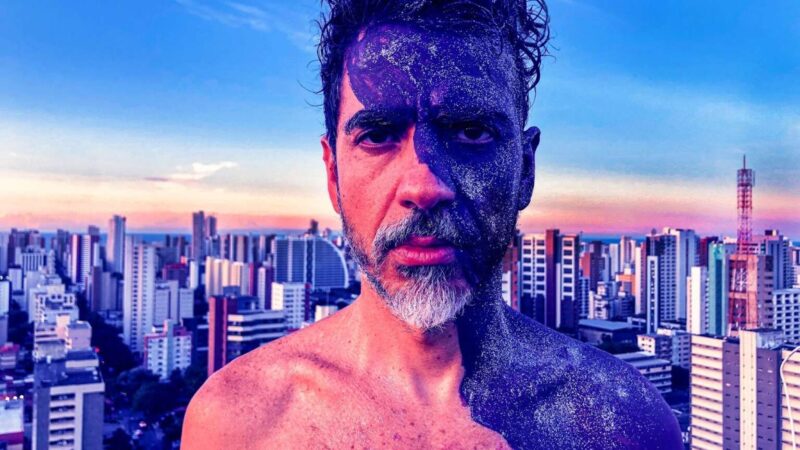 A Pessoa Bob apresenta o show “Auroras” no palco do Cineteatro São Luiz em programação gratuita