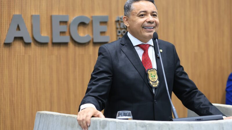 Tony Brito toma posse como deputado estadual na Alece