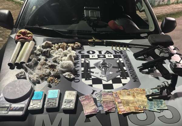 PMCE captura três pessoas na posse de armas de fogo e drogas em Barbalha