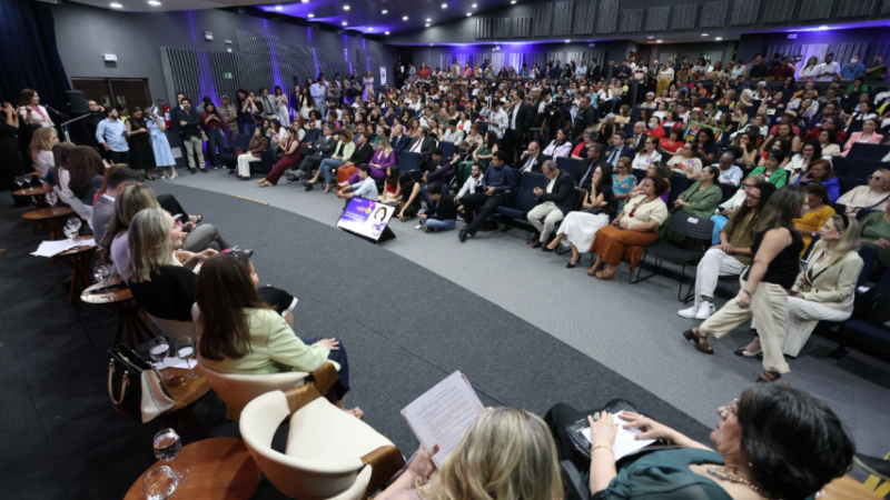Entrega de medalhas reconhece atuação de mulheres na defesa de direitos femininos