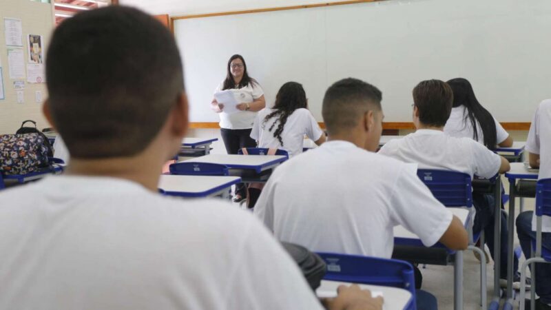 Governo paga reajuste de 5,4% aos professores, com retroativo de janeiro e fevereiro