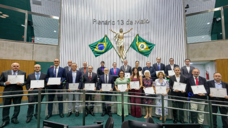Alece homenageia profissionais que lutam no combate ao câncer no Ceará