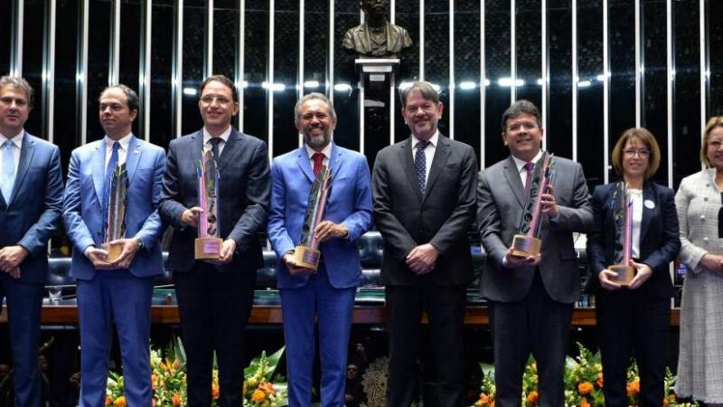 “O maior patrimônio de um povo está na capacidade de educar suas crianças”, diz Elmano ao receber comenda Alfabetização na Idade Certa