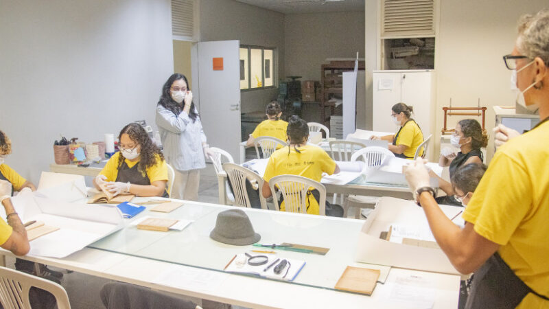 Alunos da Escola de Artes e Ofícios Thomaz Pompeu Sobrinho realizam ações de conservação e restauração em acervo de obras raras da Bece