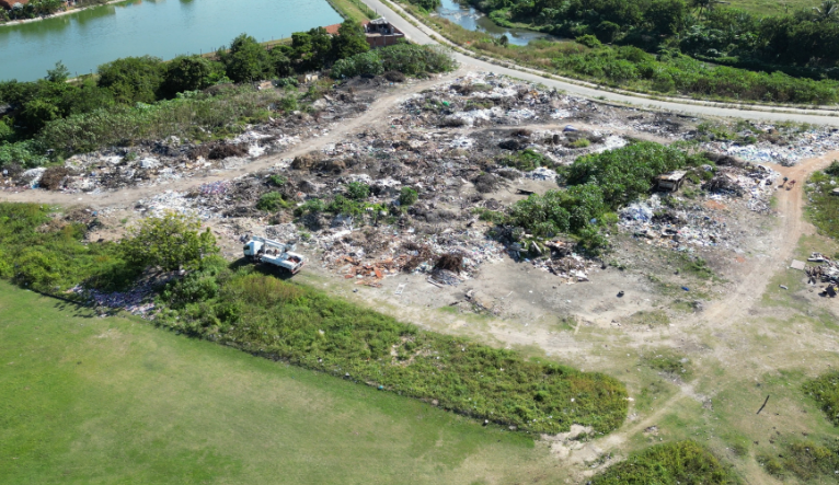 Capital Limpa e Ordenada: drone da Agefis identifica descarte irregular em terreno baldio no Barroso; caminhão é apreendido