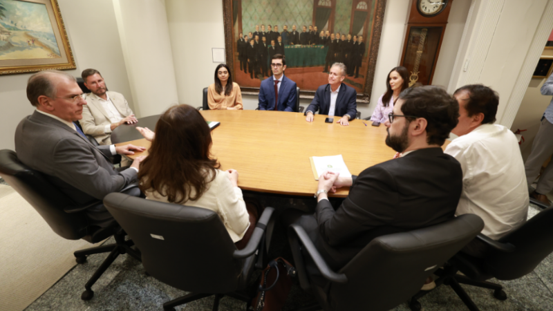 Alece assina acordo de cooperação técnica com a Unifor para capacitação de servidores e parlamentares