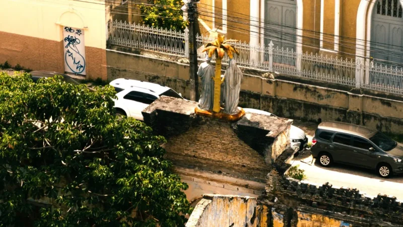 Escultura de Jesus, Maria e José corre risco de desabar em Fortaleza