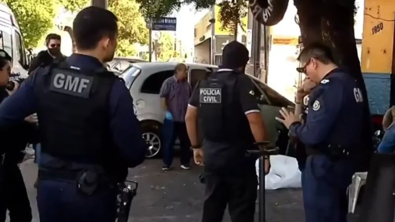 Homem é morto e outro fica ferido durante ataque a tiros em borracharia na 13 de Maio